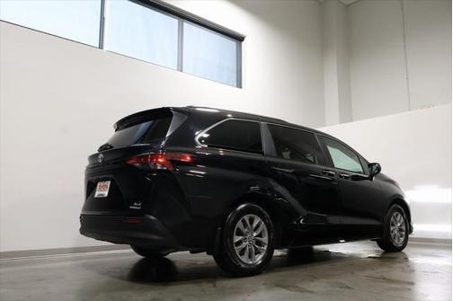 2022 Toyota Sienna XLE 8 Passenger