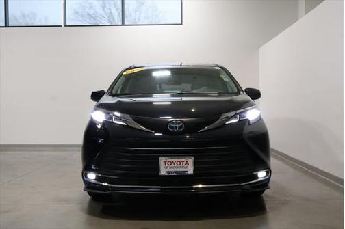 2022 Toyota Sienna XLE 8 Passenger