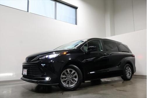 2022 Toyota Sienna XLE 8 Passenger