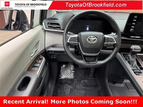 2022 Toyota Sienna XLE 8 Passenger