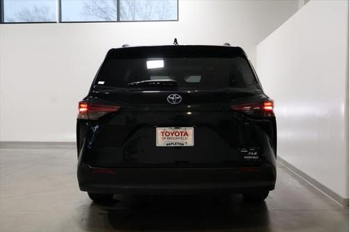 2022 Toyota Sienna XLE 8 Passenger