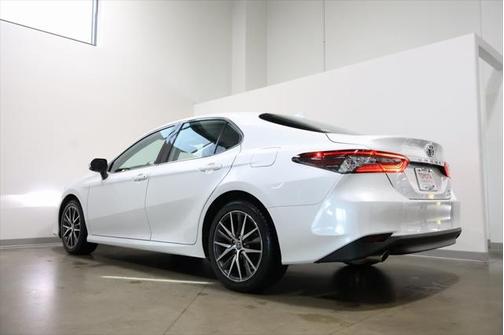 2022 Toyota Camry Hybrid XLE