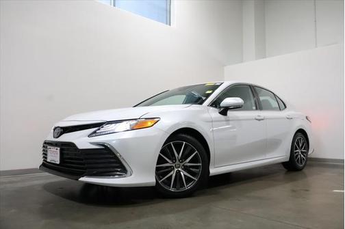 2022 Toyota Camry Hybrid XLE