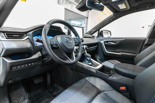 Wind Chill Pearl/Midnight Black Metallic 2025 Toyota RAV4 Hybrid SE