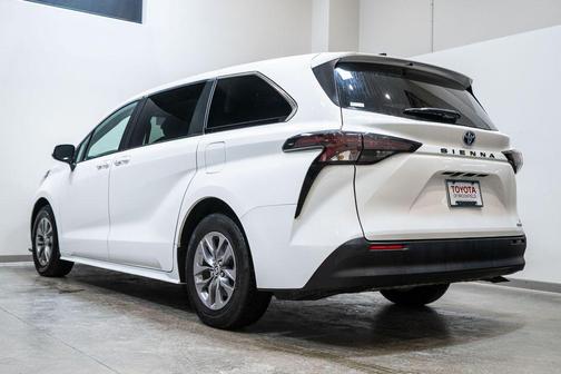 2024 Toyota Sienna LE