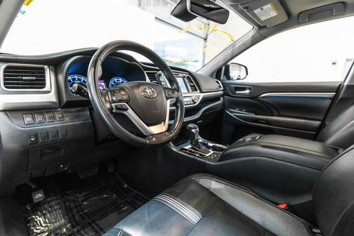 Predawn Gray Mica 2018 Toyota Highlander SE