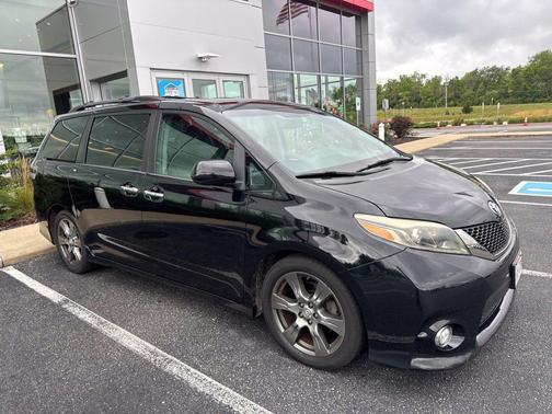 Midnight Black Metallic 2017 Toyota Sienna SE