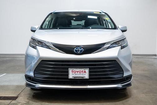 2023 Toyota Sienna LE