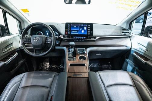 2023 Toyota Sienna LE