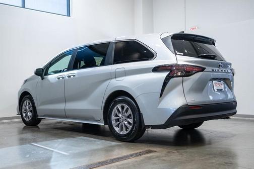 2023 Toyota Sienna LE