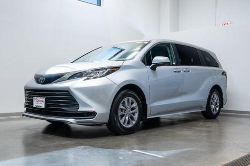 2023 Toyota Sienna LE