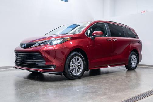 Pearl 2025 Toyota Sienna XLE