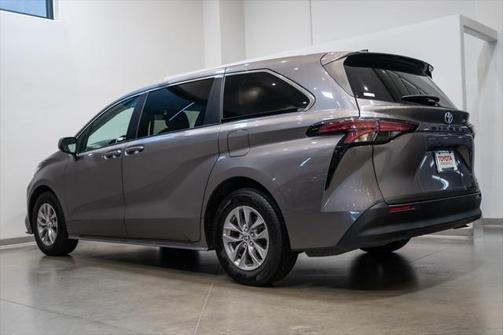 2022 Toyota Sienna LE