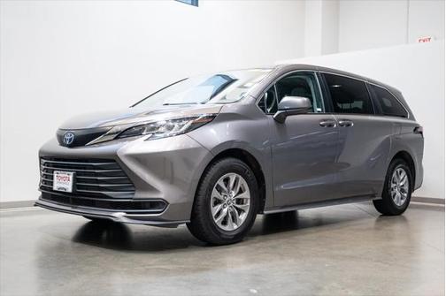 2022 Toyota Sienna LE