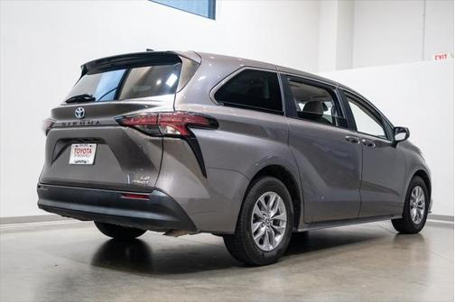 2022 Toyota Sienna LE