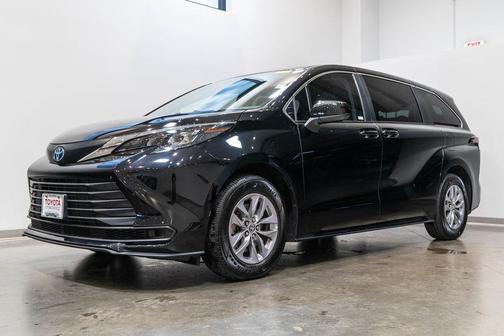2024 Toyota Sienna LE