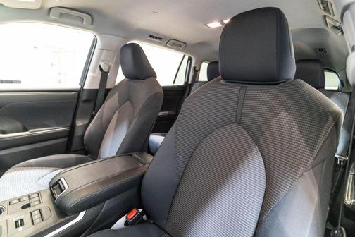 Celestial Silver Metallic 2024 Toyota Highlander LE