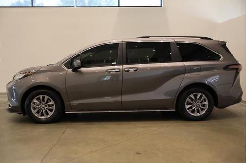 2023 Toyota Sienna XLE 8 Passenger
