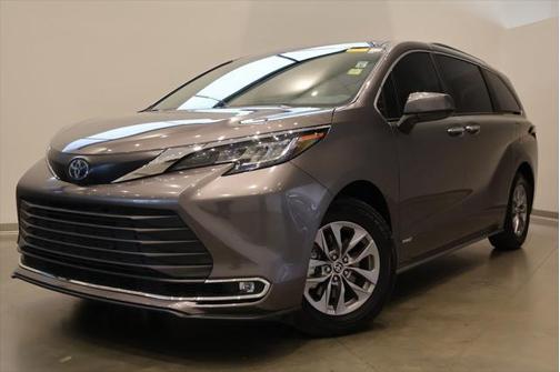 2023 Toyota Sienna XLE 8 Passenger