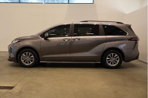 2023 Toyota Sienna LE