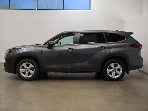 Magnetic Gray Metallic 2024 Toyota Highlander LE