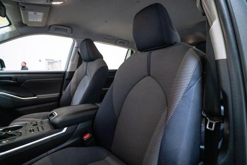 Magnetic Gray Metallic 2024 Toyota Highlander LE