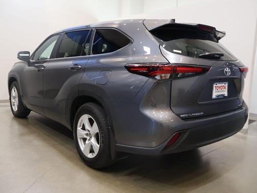 Magnetic Gray Metallic 2024 Toyota Highlander LE