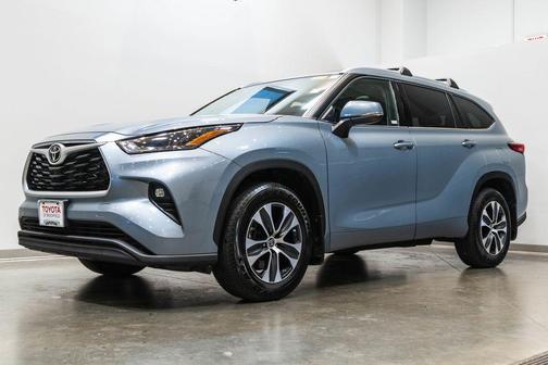 Moon Dust 2022 Toyota Highlander XLE