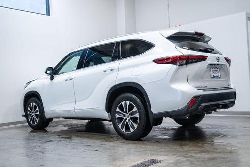Wind Chill Pearl 2022 Toyota Highlander XLE