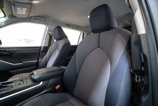 Magnetic Gray Metallic 2024 Toyota Highlander LE