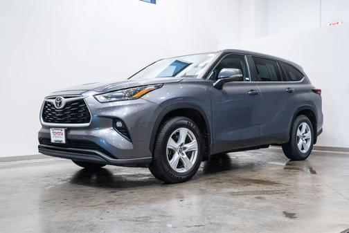 Magnetic Gray Metallic 2024 Toyota Highlander LE