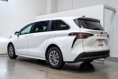 2024 Toyota Sienna LE