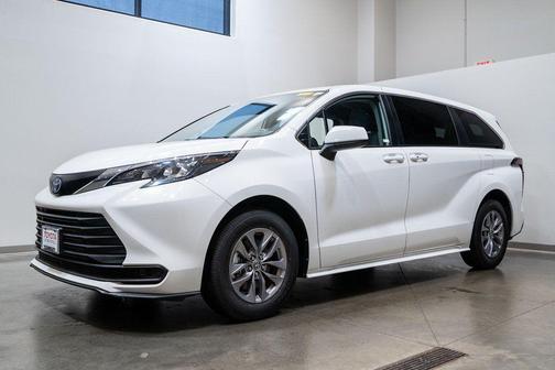 2024 Toyota Sienna LE