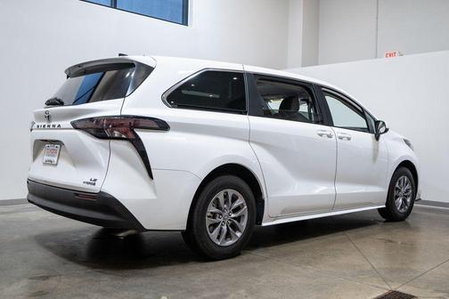 2024 Toyota Sienna LE