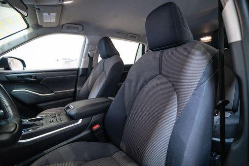 Midnight Black Metallic 2024 Toyota Highlander LE