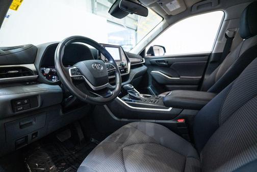 Midnight Black Metallic 2024 Toyota Highlander LE