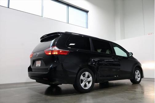 2020 Toyota Sienna LE