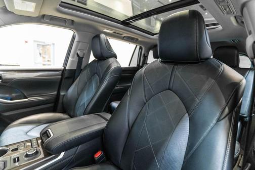 Celestial Silver Metallic 2022 Toyota Highlander Platinum