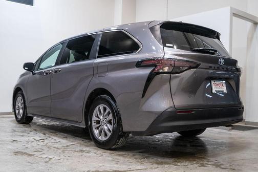 2024 Toyota Sienna LE