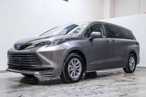 2024 Toyota Sienna LE