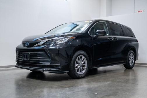 2022 Toyota Sienna LE