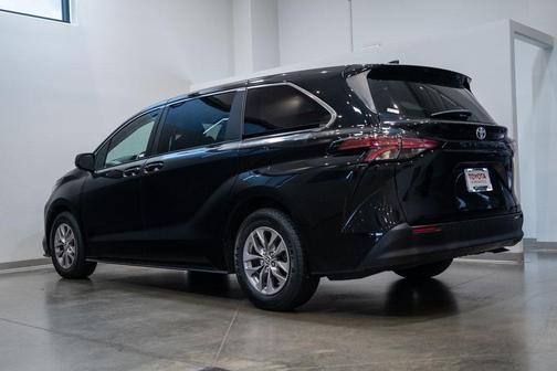 2022 Toyota Sienna LE