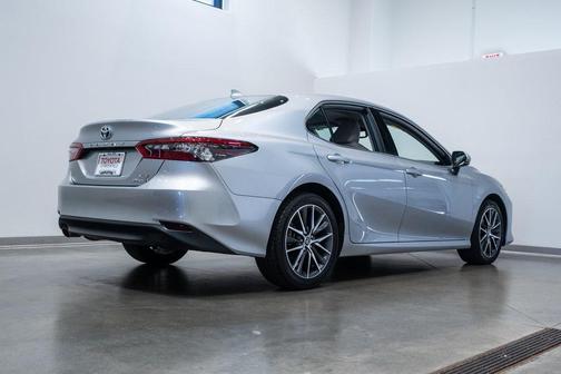 2022 Toyota Camry Hybrid XLE