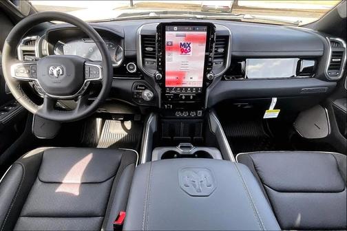 Diamond Black Crystal Pearlcoat 2026 RAM 1500 Laramie