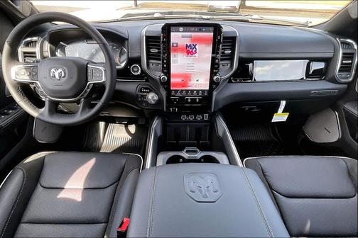 Diamond Black Crystal Pearlcoat 2026 RAM 1500 Laramie