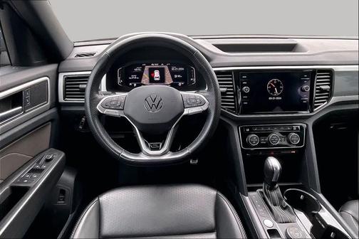 Pure Gray 2022 Volkswagen Atlas Cross Sport 2.0T SEL