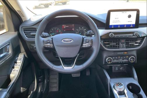Iconic Silver Metallic 2021 Ford Escape SE