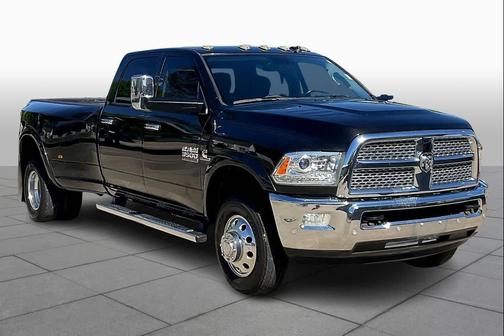 Brilliant Black Crystal Pearlcoat 2017 RAM 3500 Laramie Crew Cab 4x4 8' Box