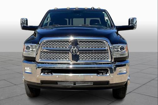 Brilliant Black Crystal Pearlcoat 2017 RAM 3500 Laramie Crew Cab 4x4 8' Box