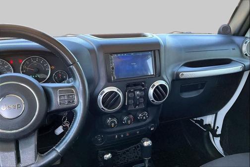Bright White Clearcoat 2014 Jeep Wrangler Unlimited Sahara